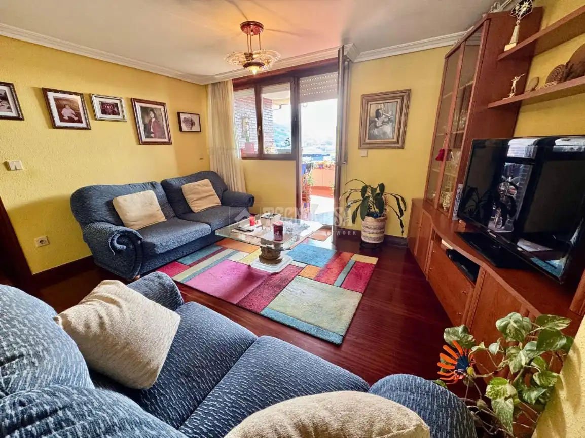 Sala de estar de Piso en venta en El Astillero   con Calefacción, Parquet y Terraza