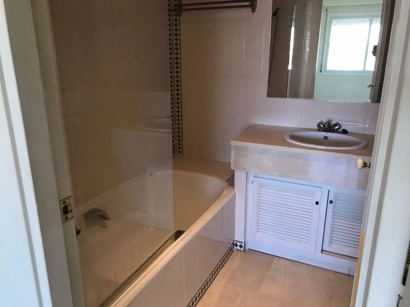Badezimmer von Maisonette zum Verkauf in Benahavís mit Klimaanlage, Terrasse und Schwimmbad