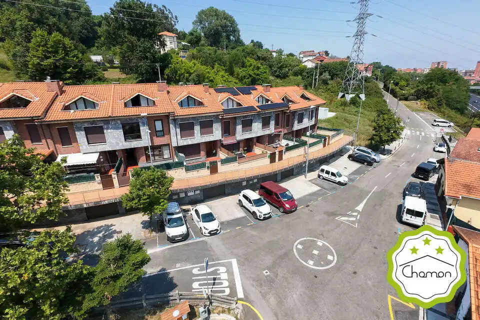 Außenansicht von Einfamilien-Reihenhaus zum Verkauf in Barakaldo  mit Heizung, Privatgarten und Terrasse