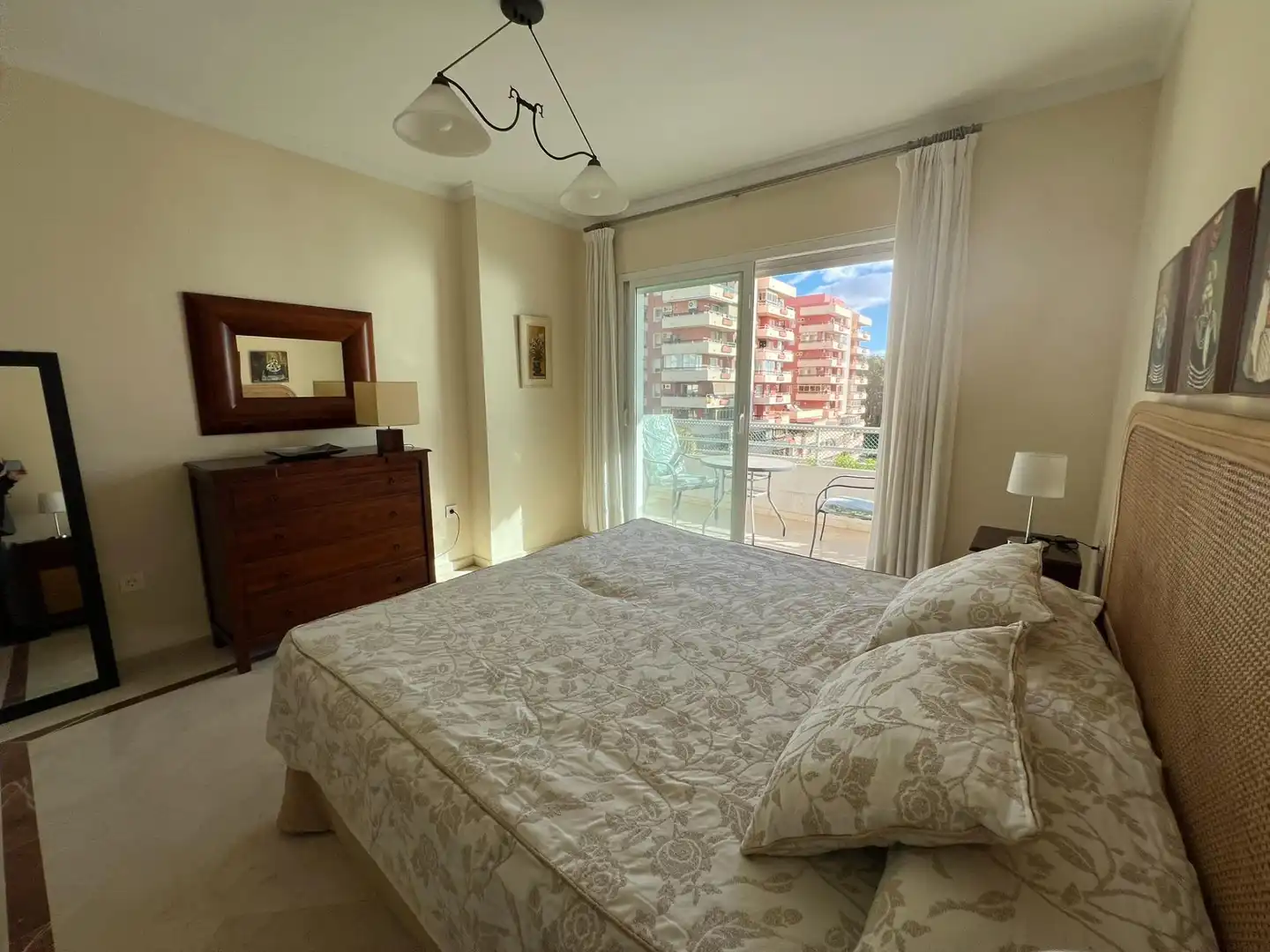 Schlafzimmer von Wohnungen zur Miete in Marbella mit Klimaanlage, Heizung und Terrasse
