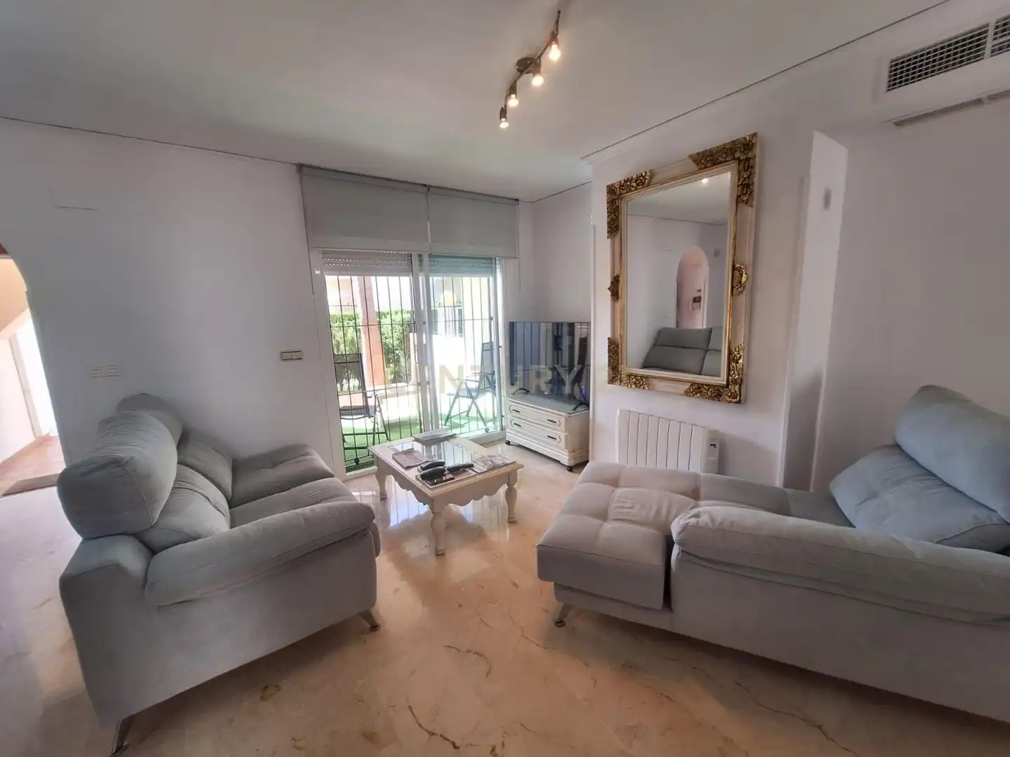 Sala de estar de Casa adosada de alquiler en Marbella con Aire acondicionado, Trastero y Piscina