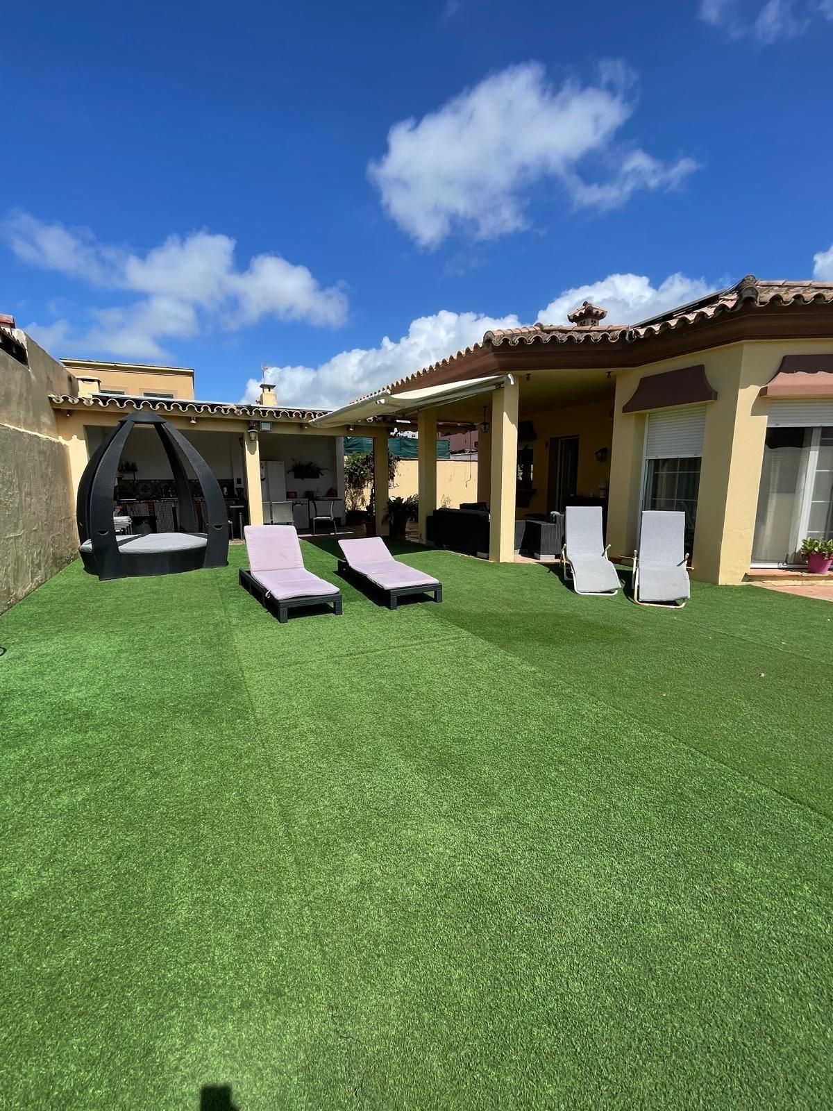 Terrassa de Casa o xalet en venda en Algeciras amb Aire condicionat, Jardí privat i Piscina