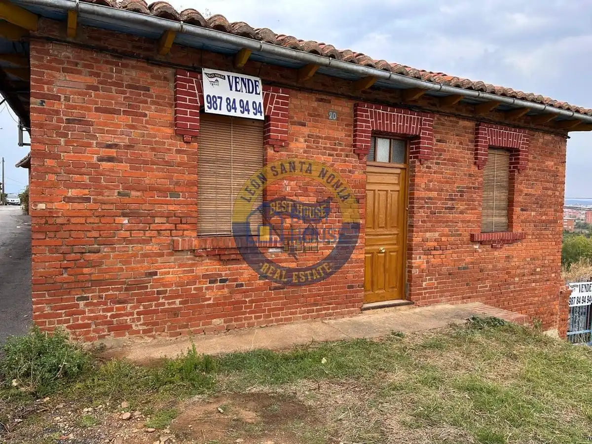 Vista exterior de Casa o chalet en venta en León Capital  con Jardín privado