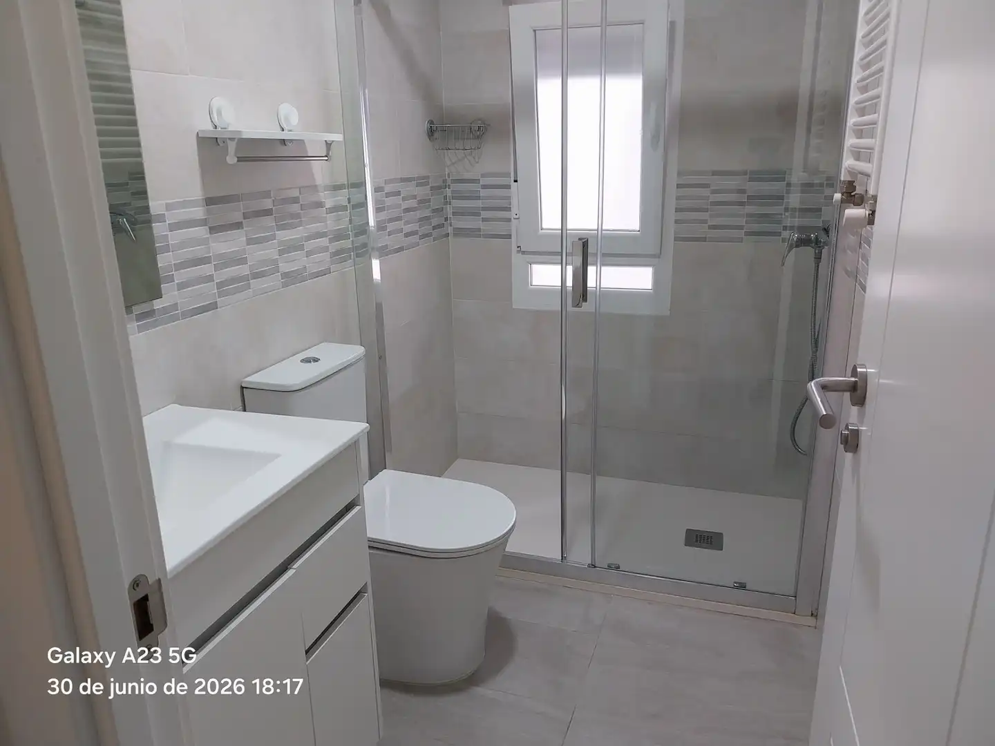 Baño de Piso de alquiler en Oviedo  con Calefacción, Parquet y Terraza