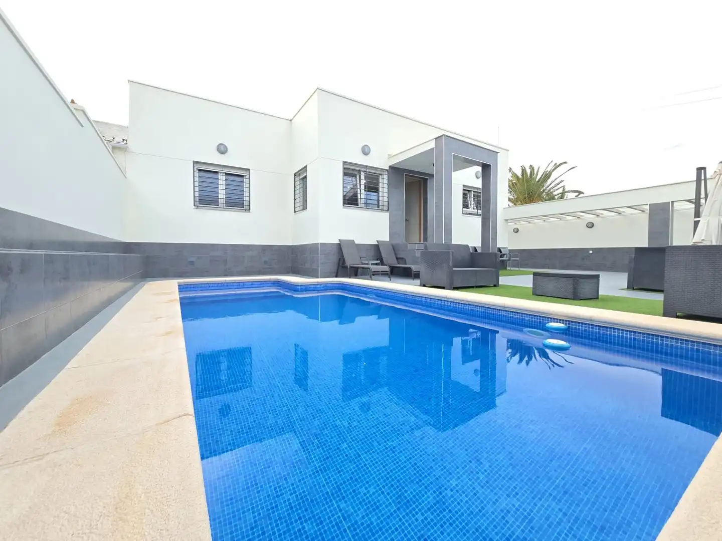 Piscina de Casa o xalet en venda en Torrevieja amb Aire condicionat, Calefacció i Jardí privat