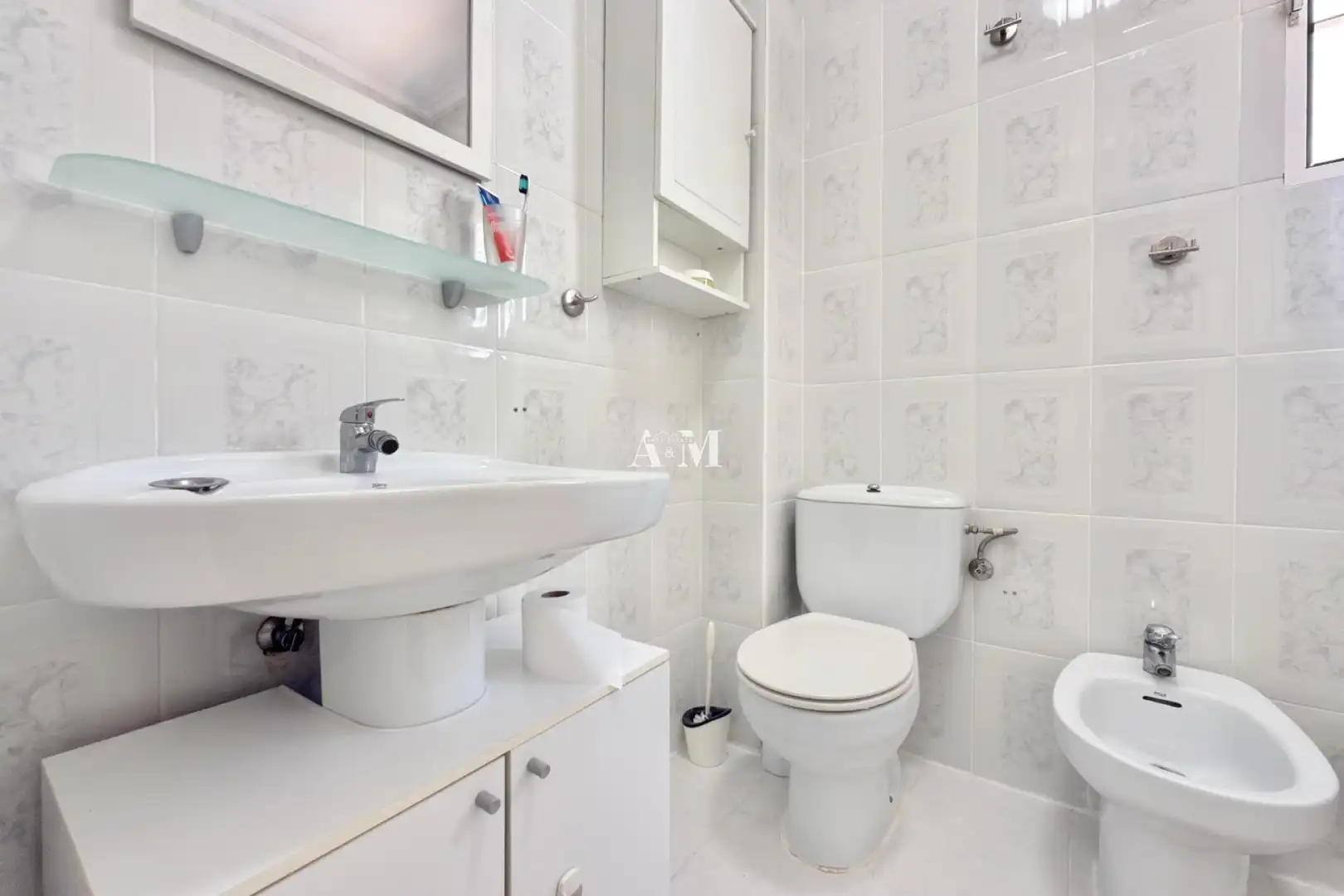 Bathroom of Flat for rent in Torrevieja  with Air Conditioner, Heating and Terrace
