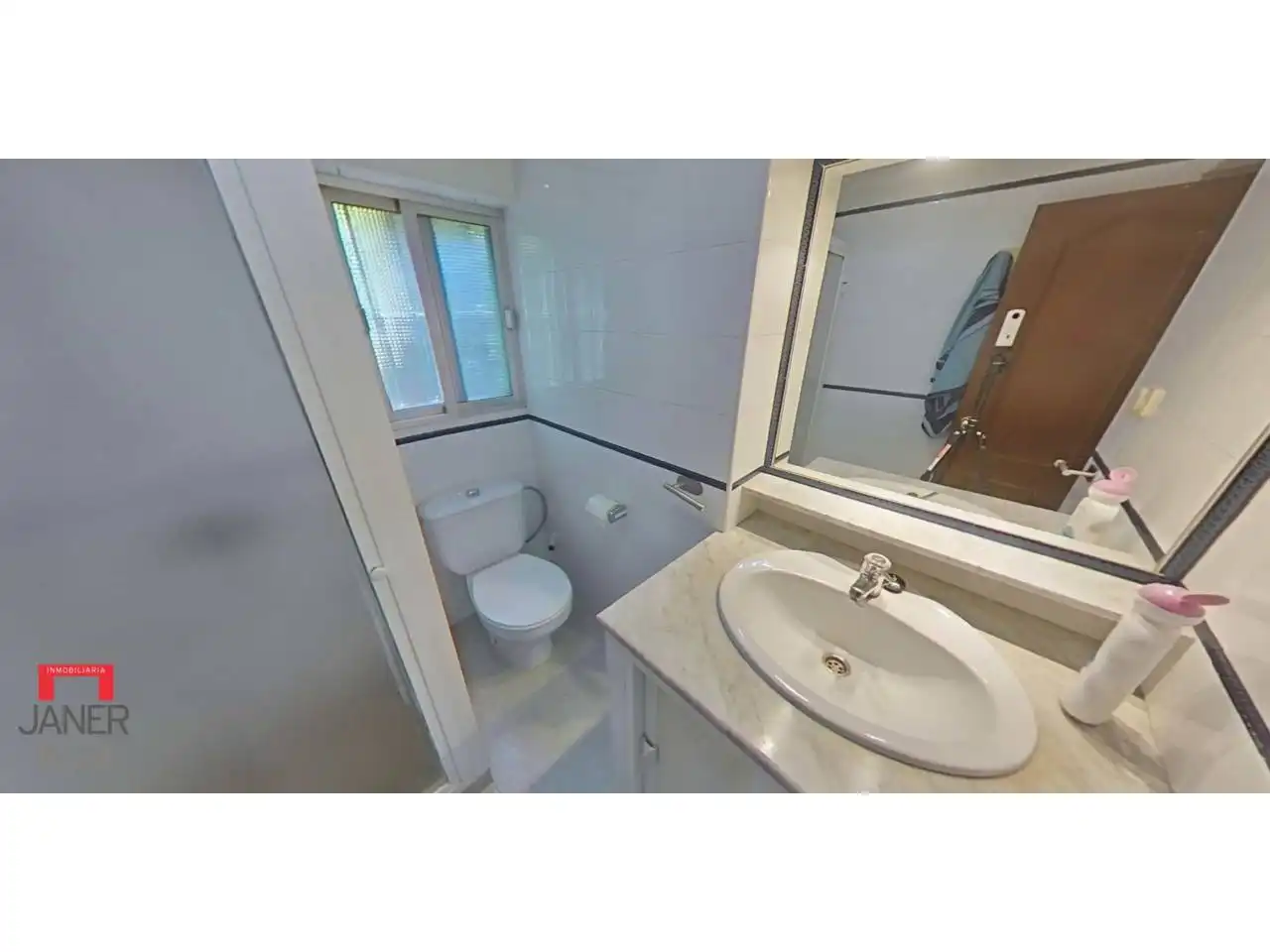 Bany de Casa o xalet en venda en Tomares amb Aire condicionat, Jardí privat i Terrassa