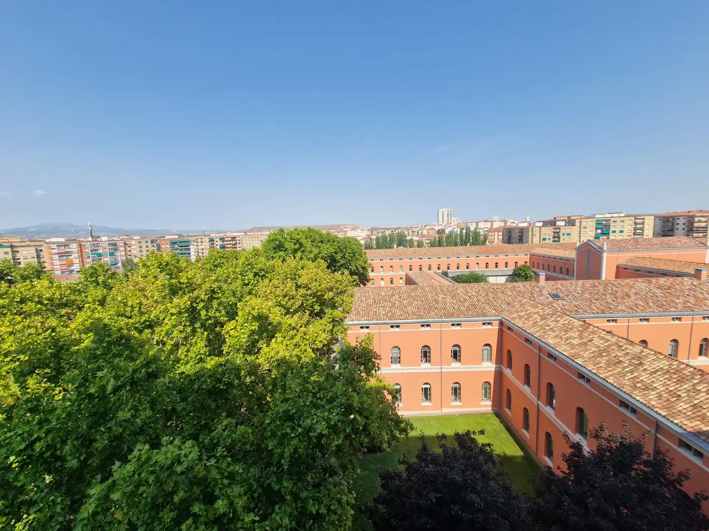 Vista exterior de Pis de lloguer amb opció a compra en  Logroño amb Calefacció, Forn i Balcó
