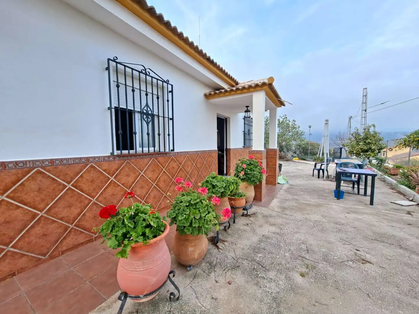 Vista exterior de Casa o xalet en venda en Viñuela amb Terrassa, Piscina i Moblat