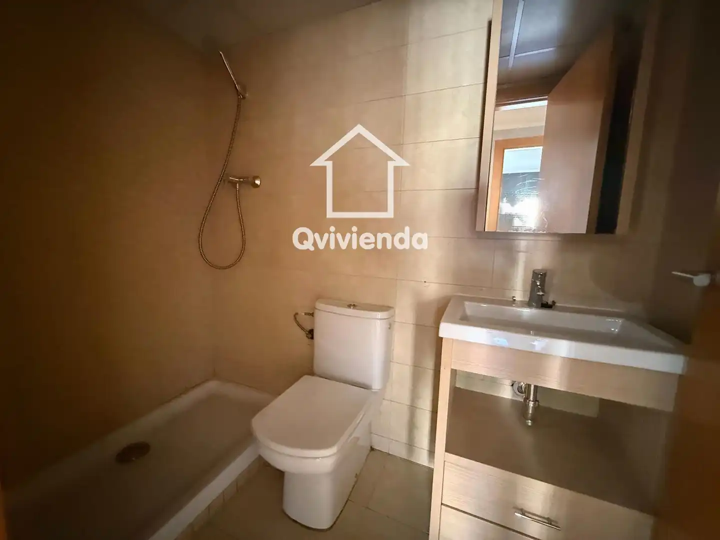 Baño de Piso en venta en Montcada i Reixac con Terraza
