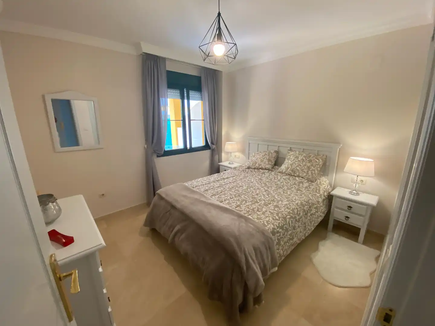 Habitación de Planta baja de alquiler en Estepona con Aire acondicionado, Calefacción y Terraza