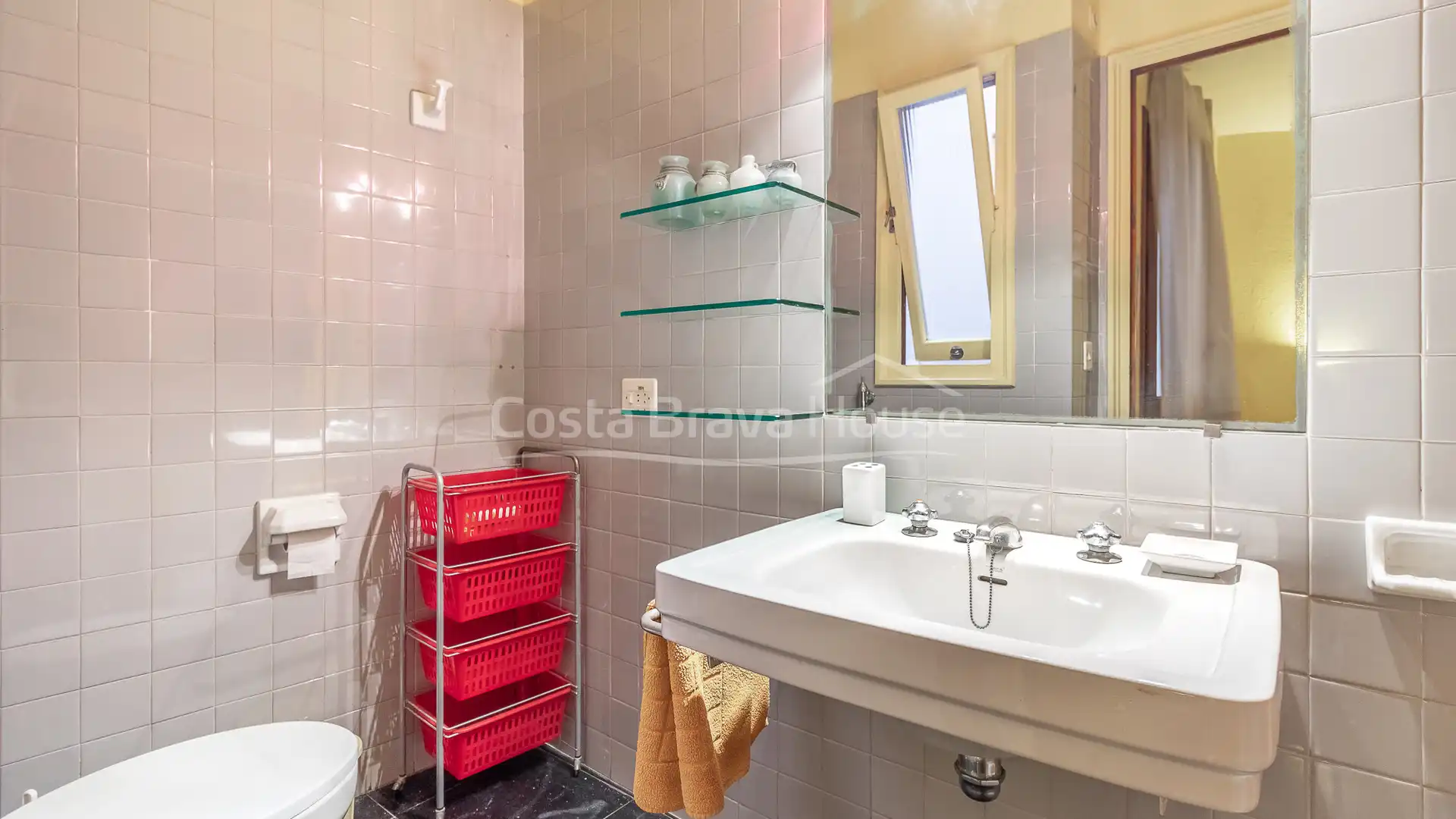 Badezimmer von Wohnungen zum Verkauf in Begur mit Terrasse, Schwimmbad und Ofen