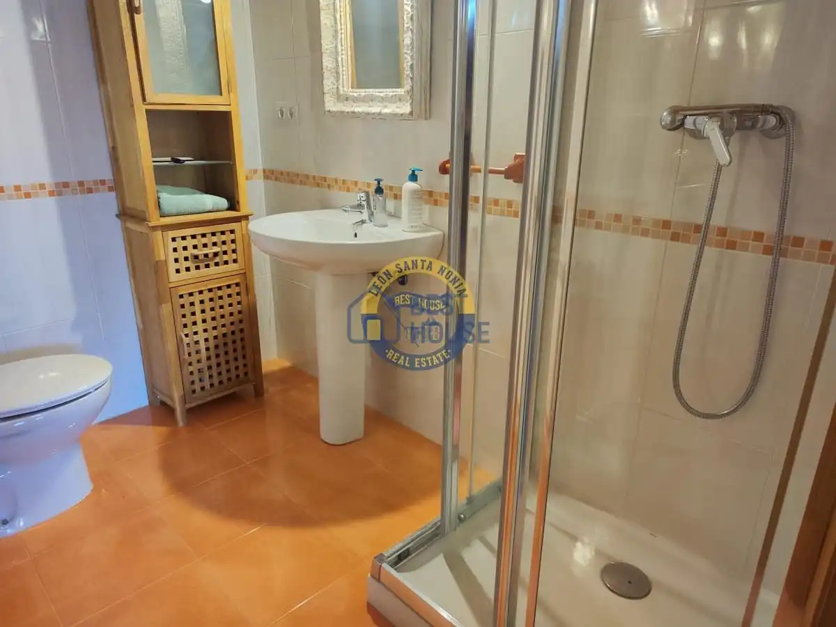 Baño de Casa o chalet en venta en Villaquilambre con Calefacción, Jardín privado y Parquet