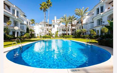 Vista exterior de Apartament en venda en Marbella amb Parquet, Terrassa i Piscina comunitària