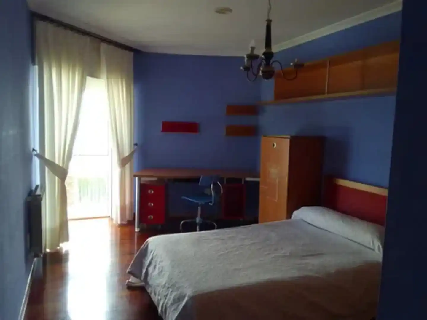 Dormitori de Casa adosada en venda en Santiago de Compostela  amb Piscina i Balcó
