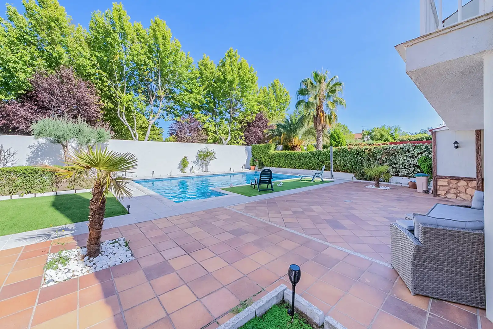 Swimming pool of Houses for sale in Moraleja de Enmedio, Madrid