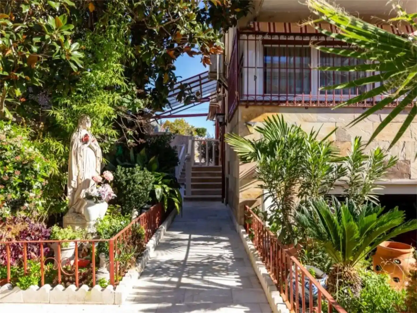 Vista exterior de Casa o xalet en venda en  Madrid Capital amb Aire condicionat, Piscina i Balcó