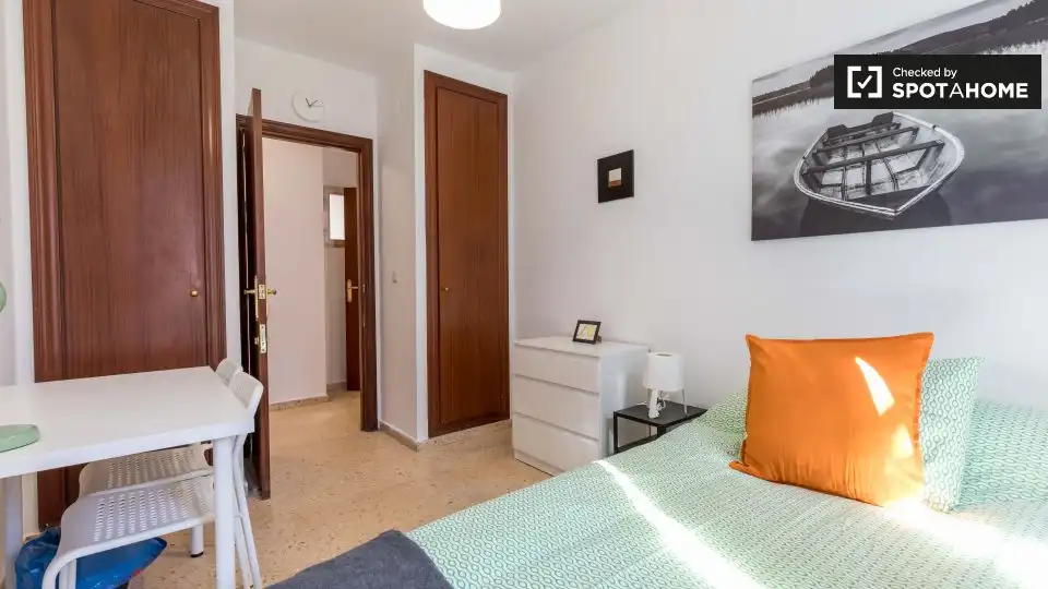 Habitación de Piso de alquiler en Valencia con Aire acondicionado, Calefacción y Amueblado