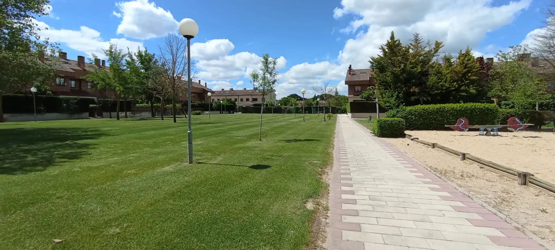 Vista exterior de Casa adosada en venda en Simancas amb Calefacció, Jardí privat i Parquet
