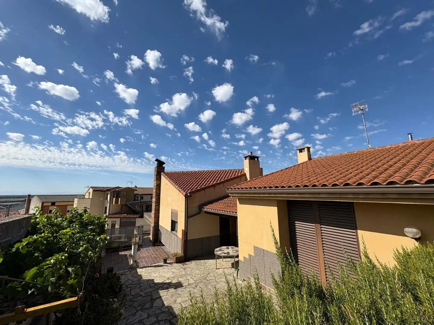 Vista exterior de Casa o xalet en venda en Íscar amb Calefacció, Jardí privat i Terrassa