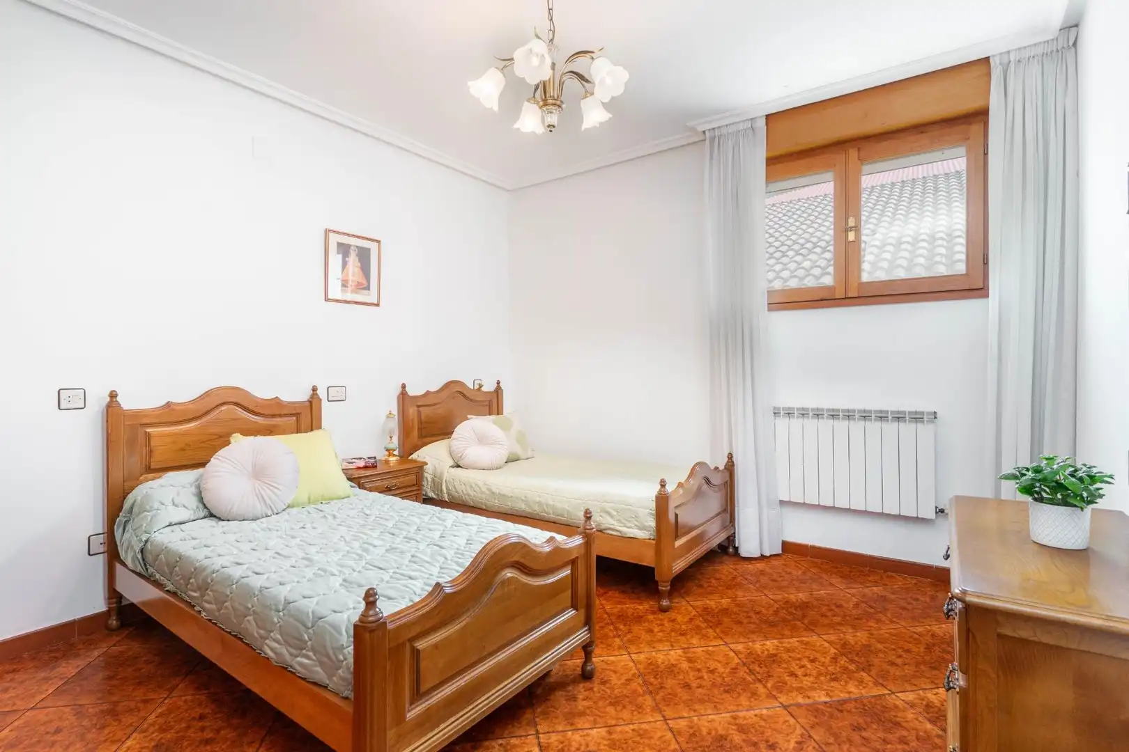 Dormitori de Casa o xalet en venda en Cangas del Narcea amb Calefacció, Terrassa i Moblat