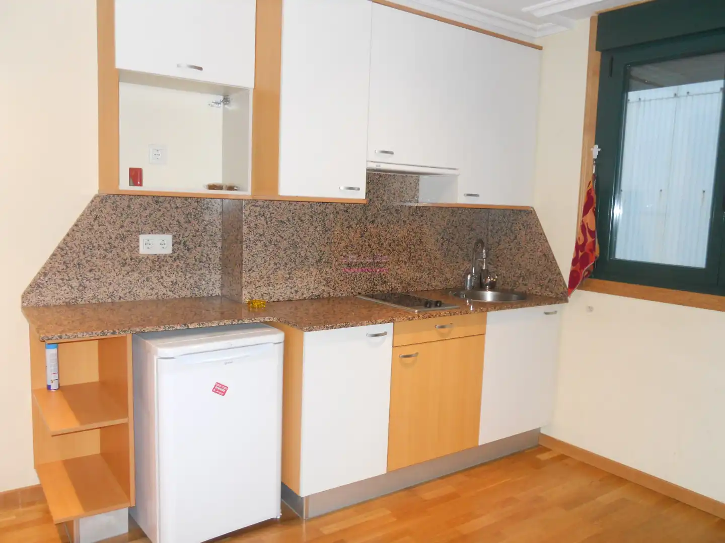 Cocina de Estudio de alquiler en Vigo  con Calefacción, Parquet y Lavadora