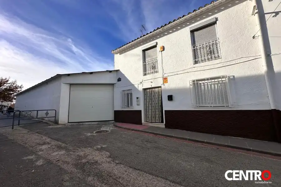 Vista exterior de Casa o xalet en venda en Guadahortuna amb Jardí privat