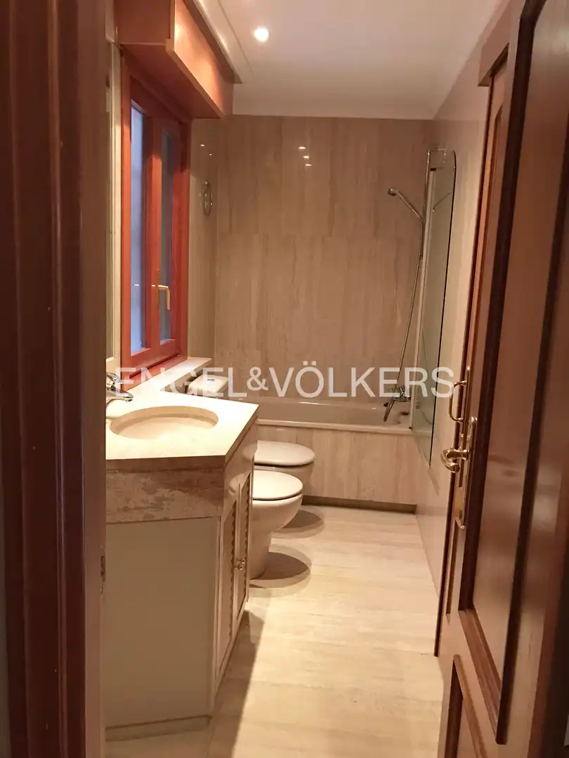 Bathroom of Apartments for rent in Madrid  with Air Conditioner, Heating and Private garden