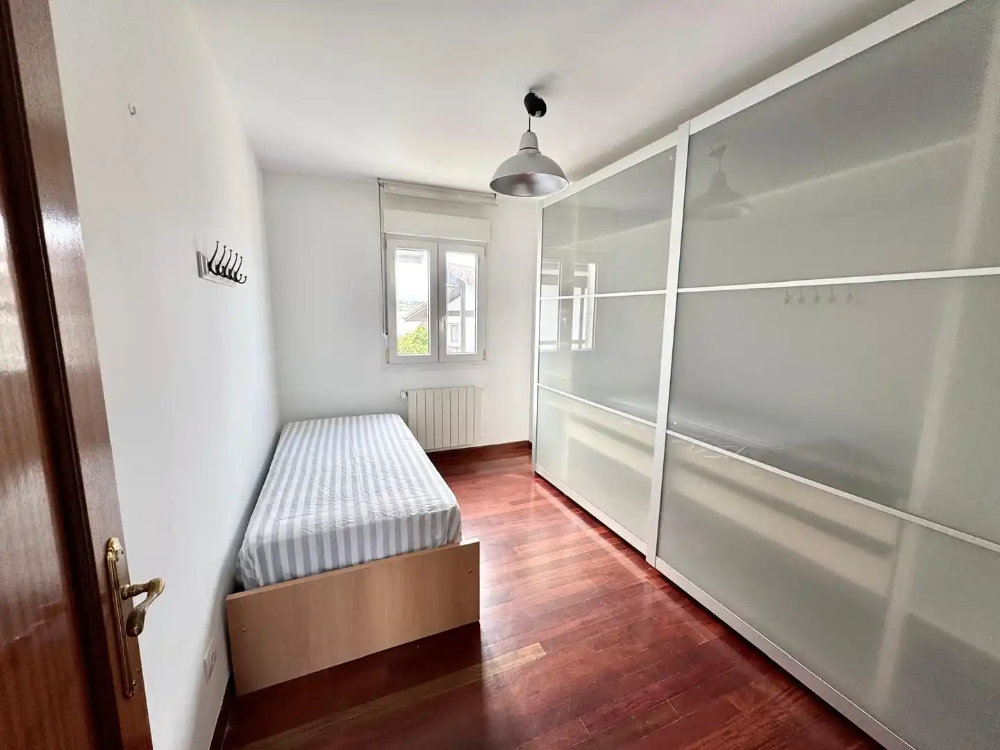 Habitación de Casa adosada en venta en Castro-Urdiales con Calefacción, Jardín privado y Terraza