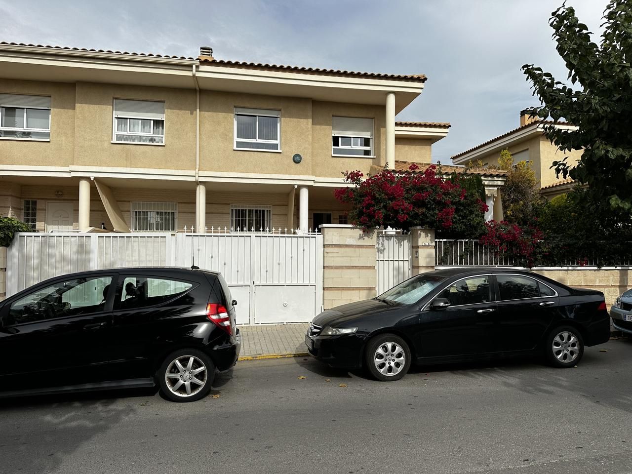Vista exterior de Casa o xalet en venda en Elda amb Aire condicionat, Jardí privat i Terrassa