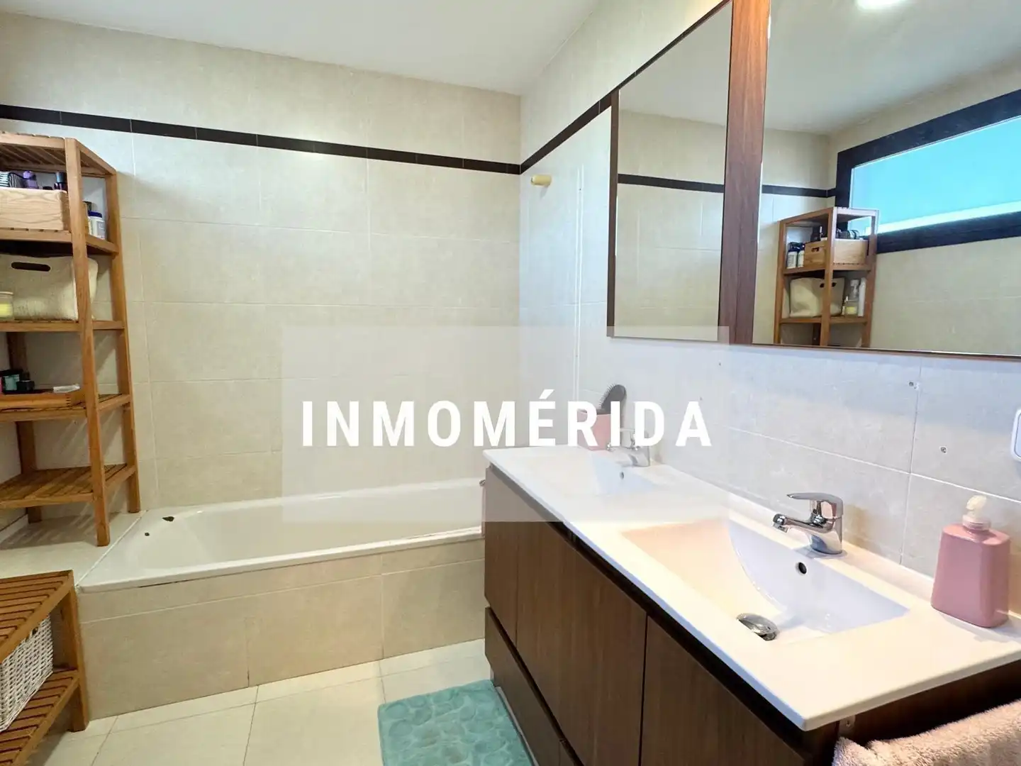 Vista exterior de Casa adosada en venta en Mérida con Aire acondicionado, Calefacción y Jardín privado