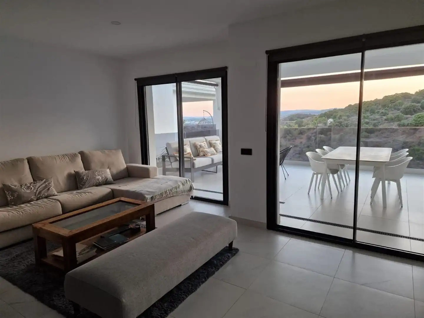 Sala d'estar de Apartament en venda en Estepona amb Aire condicionat i Terrassa
