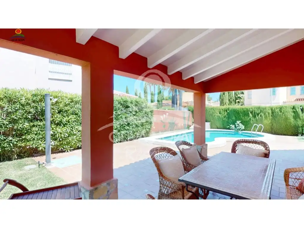 Vista exterior de Casa o xalet en venda en Oliva amb Jardí privat, Terrassa i Piscina