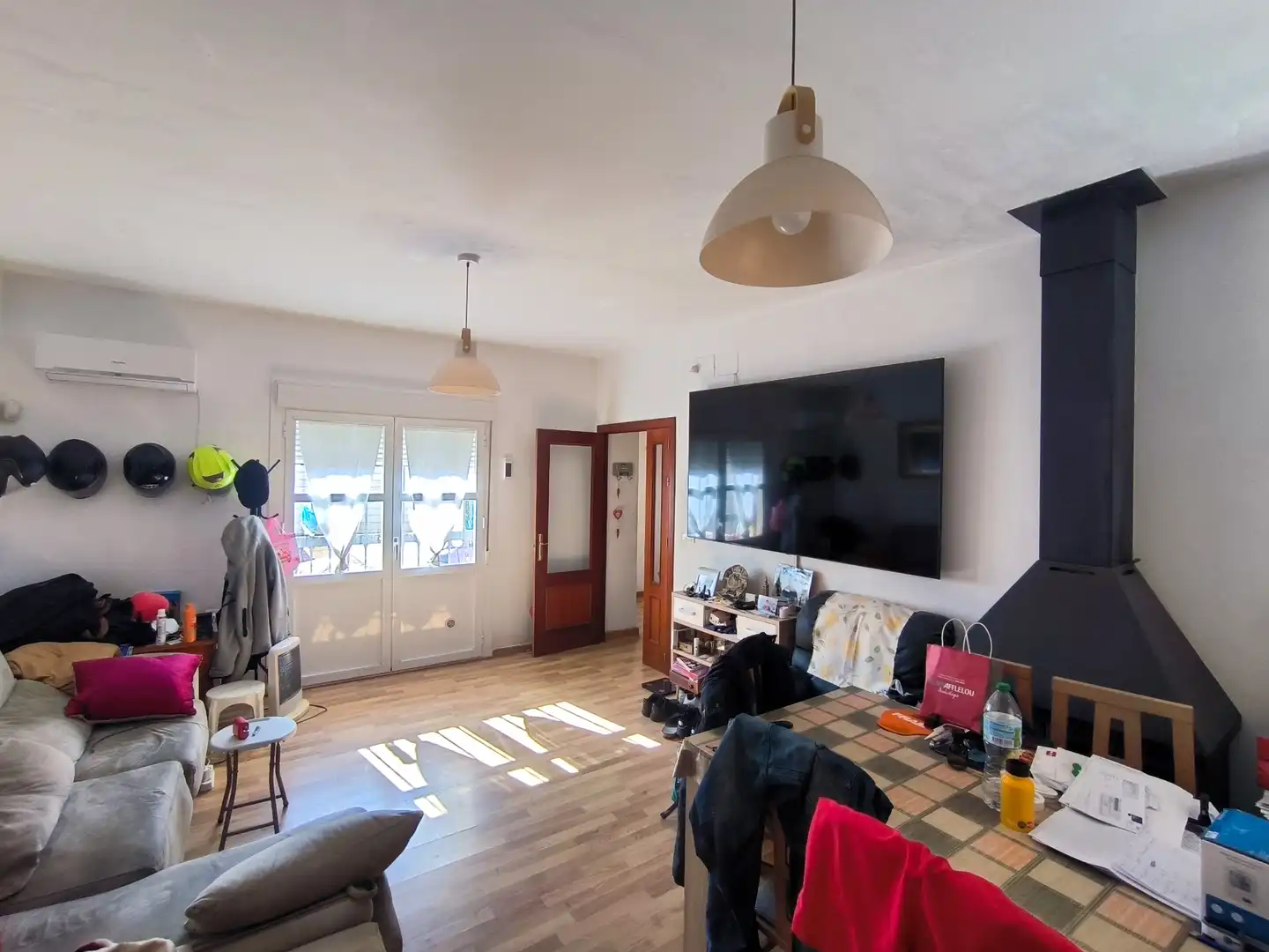 Sala d'estar de Casa adosada en venda en El Garrobo amb Aire condicionat i Terrassa
