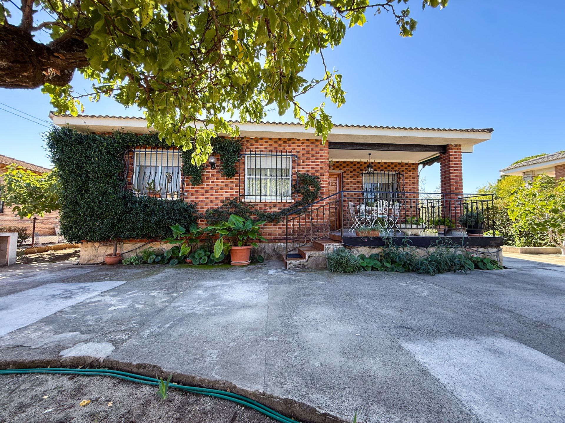 Vista exterior de Casa o xalet en venda en Santa Cruz del Retamar amb Jardí privat, Terrassa i Traster