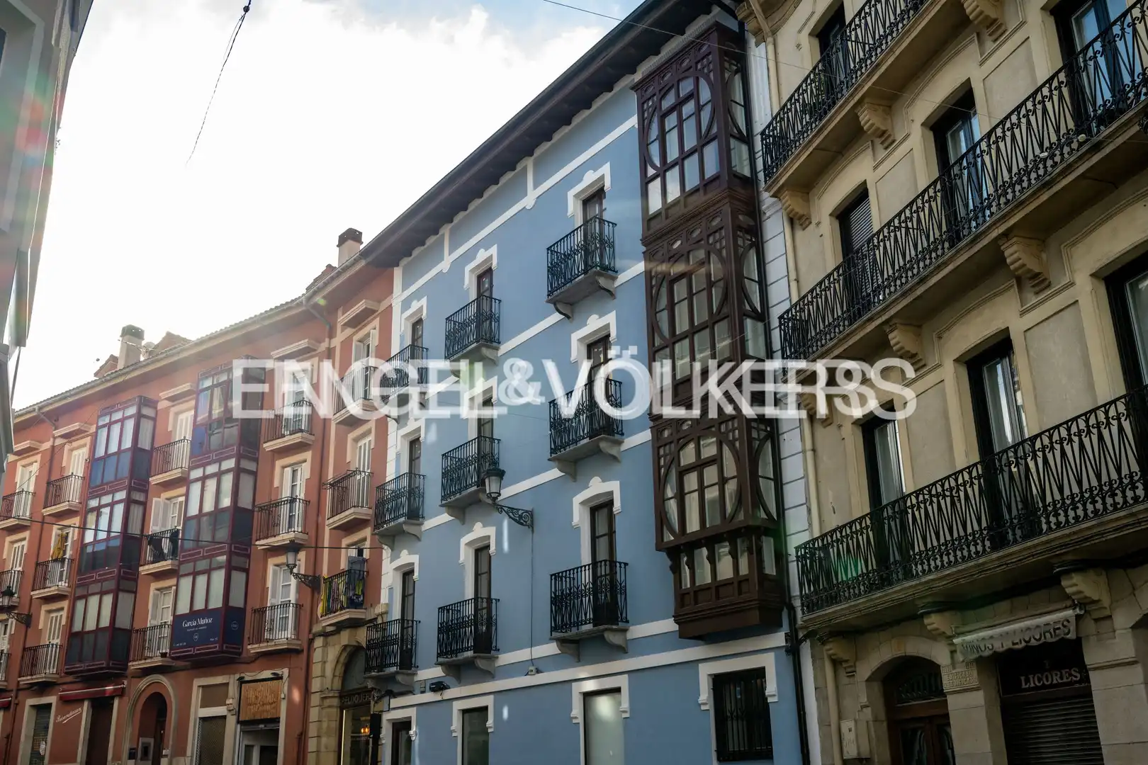 Vista exterior de Dúplex en venda en Irun  amb Calefacció, Parquet i Balcó