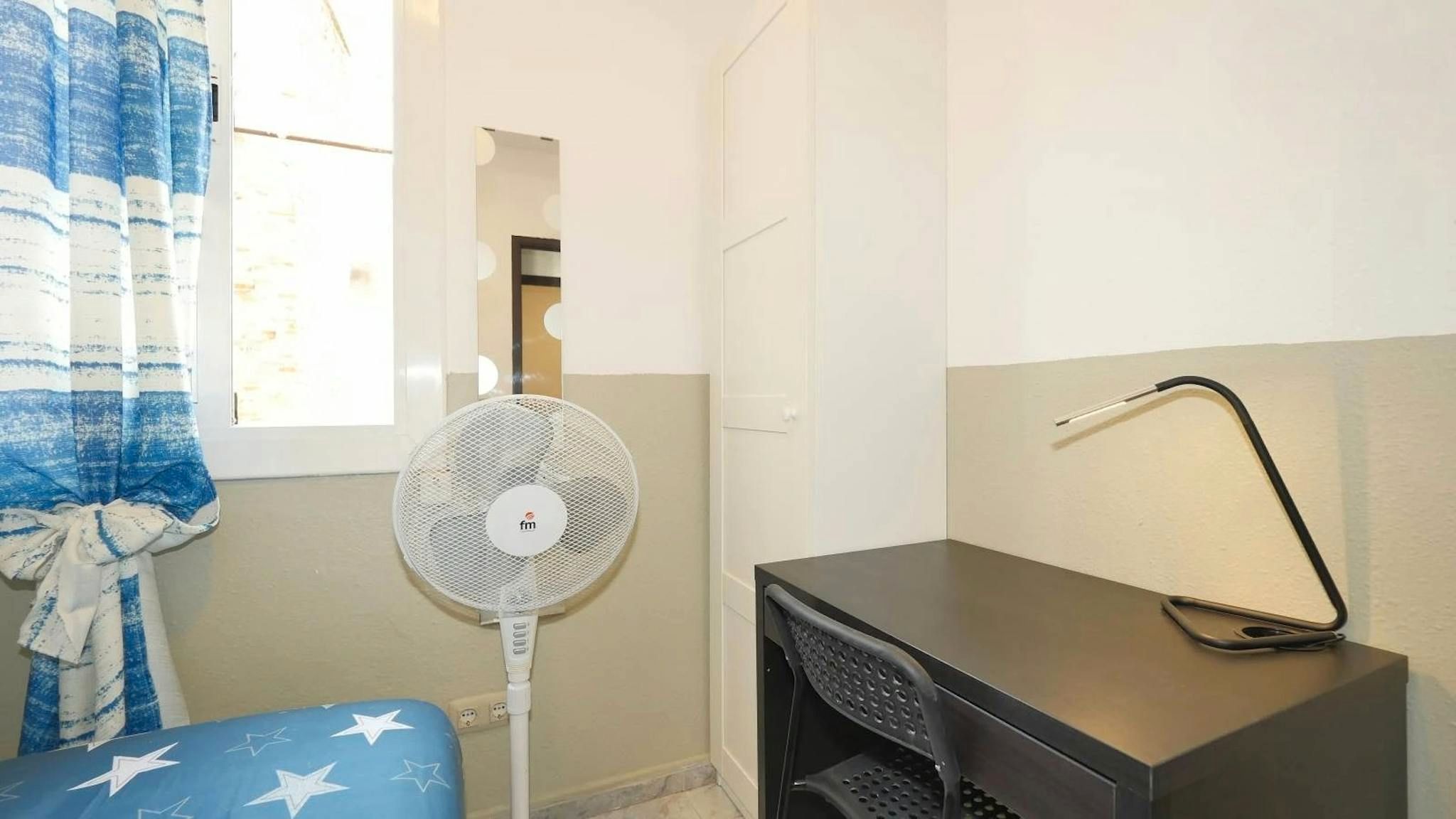 Bedroom of Flat to share in  Barcelona Capital  with Washing machine