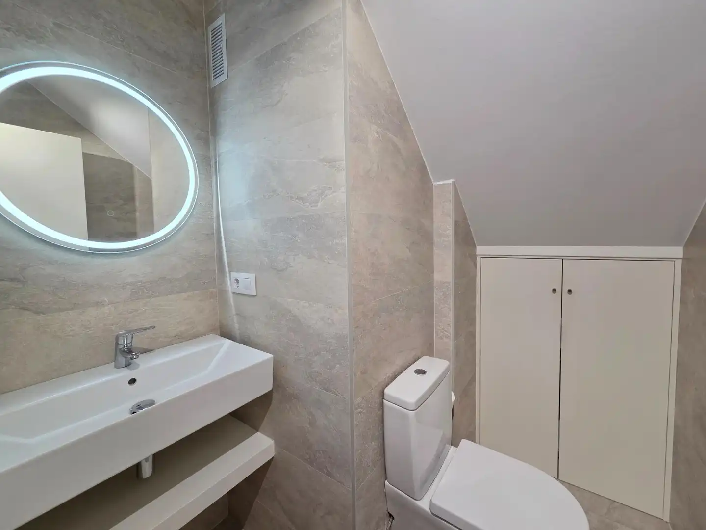 Badezimmer von Dachboden zur Miete in Santander mit Heizung, Privatgarten und Parkett
