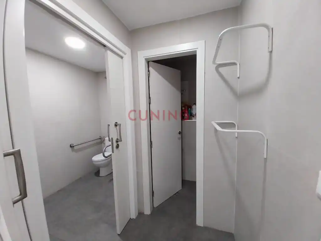 Baño de Local de alquiler en Cáceres