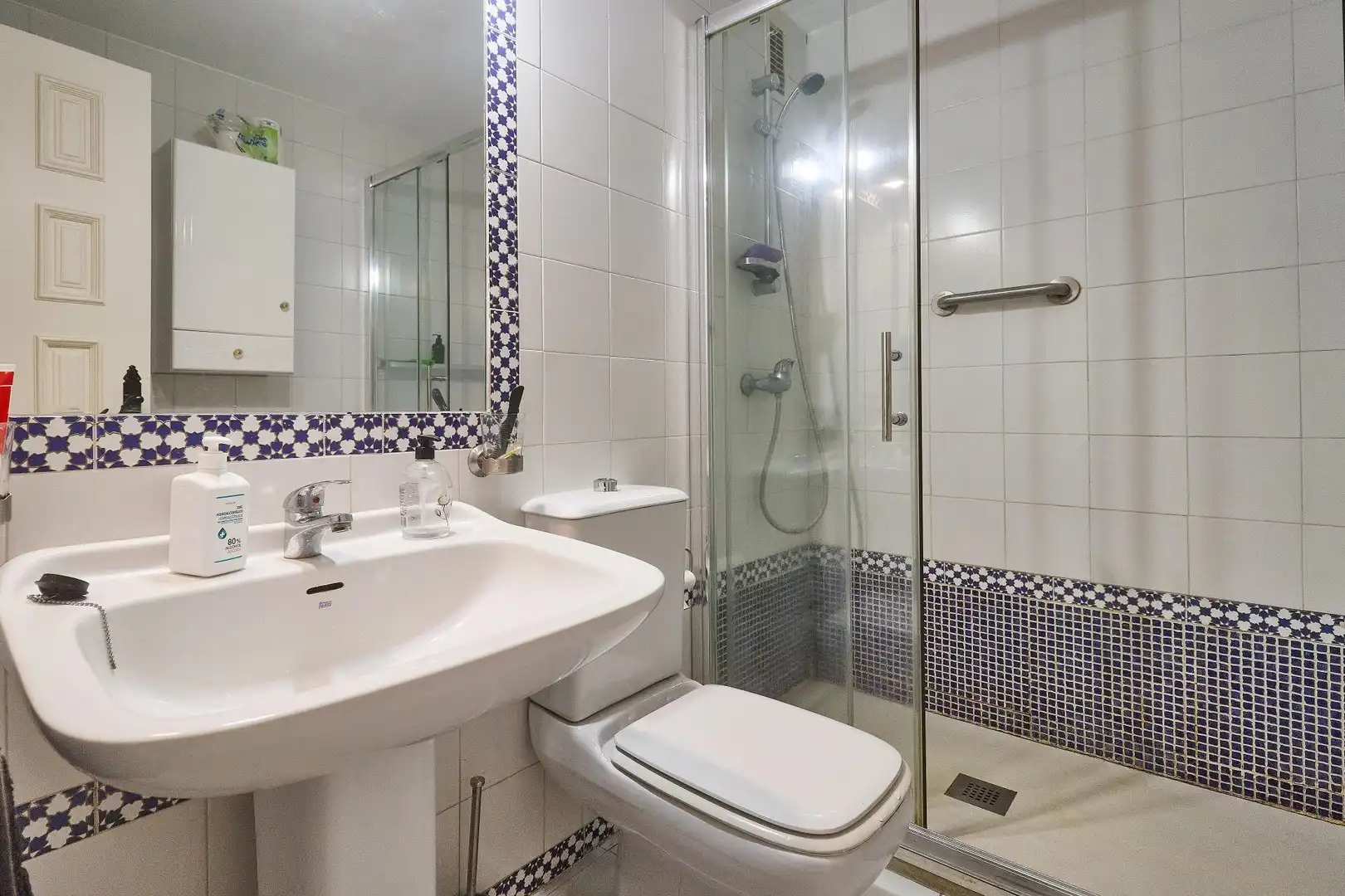 Bathroom of Flat for sale in Fuengirola  with Air Conditioner, Terrace and Community pool