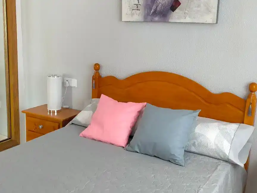 Schlafzimmer von Wohnungen zur Miete in Guardamar del Segura mit Klimaanlage und Balkon