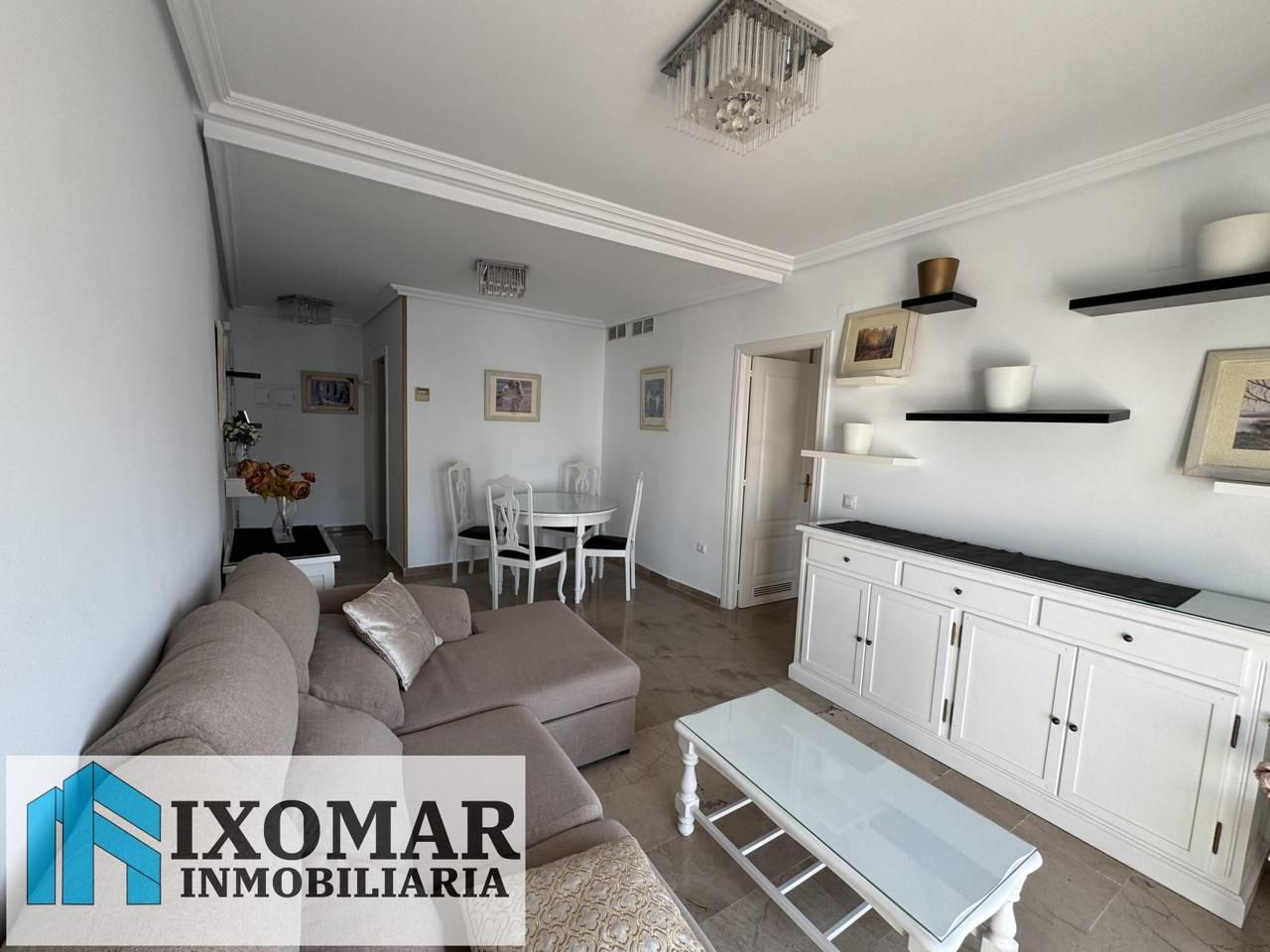 Sala d'estar de Pis en venda en Estepona amb Aire condicionat