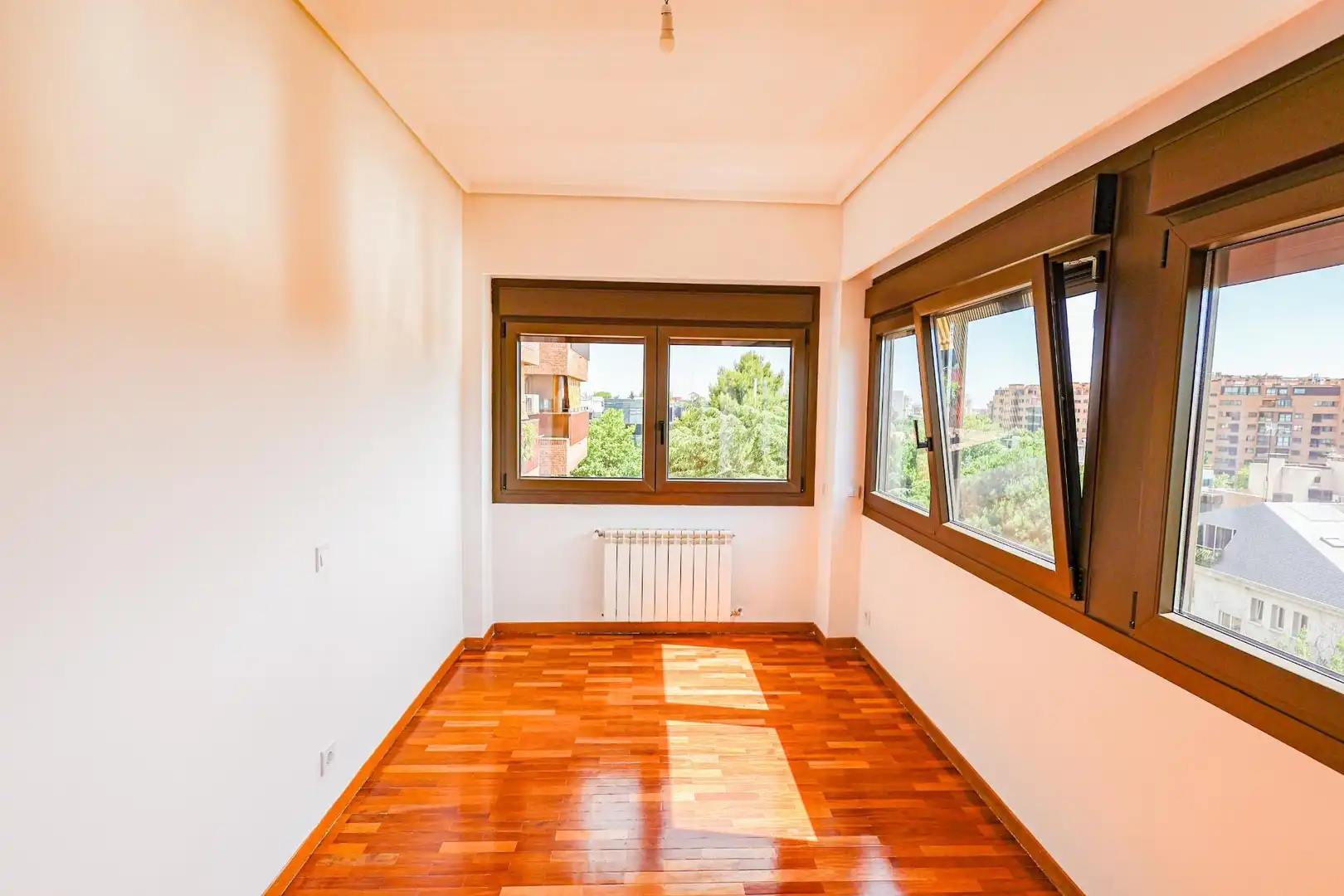 Dormitori de Apartament de lloguer en Madrid amb Aire condicionat, Calefacció i Parquet