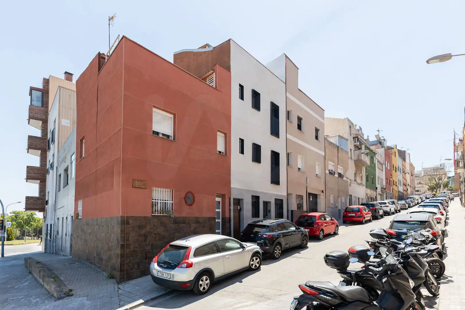 Außenansicht von Einfamilien-Reihenhaus zum Verkauf in Badalona mit Klimaanlage, Heizung und Terrasse