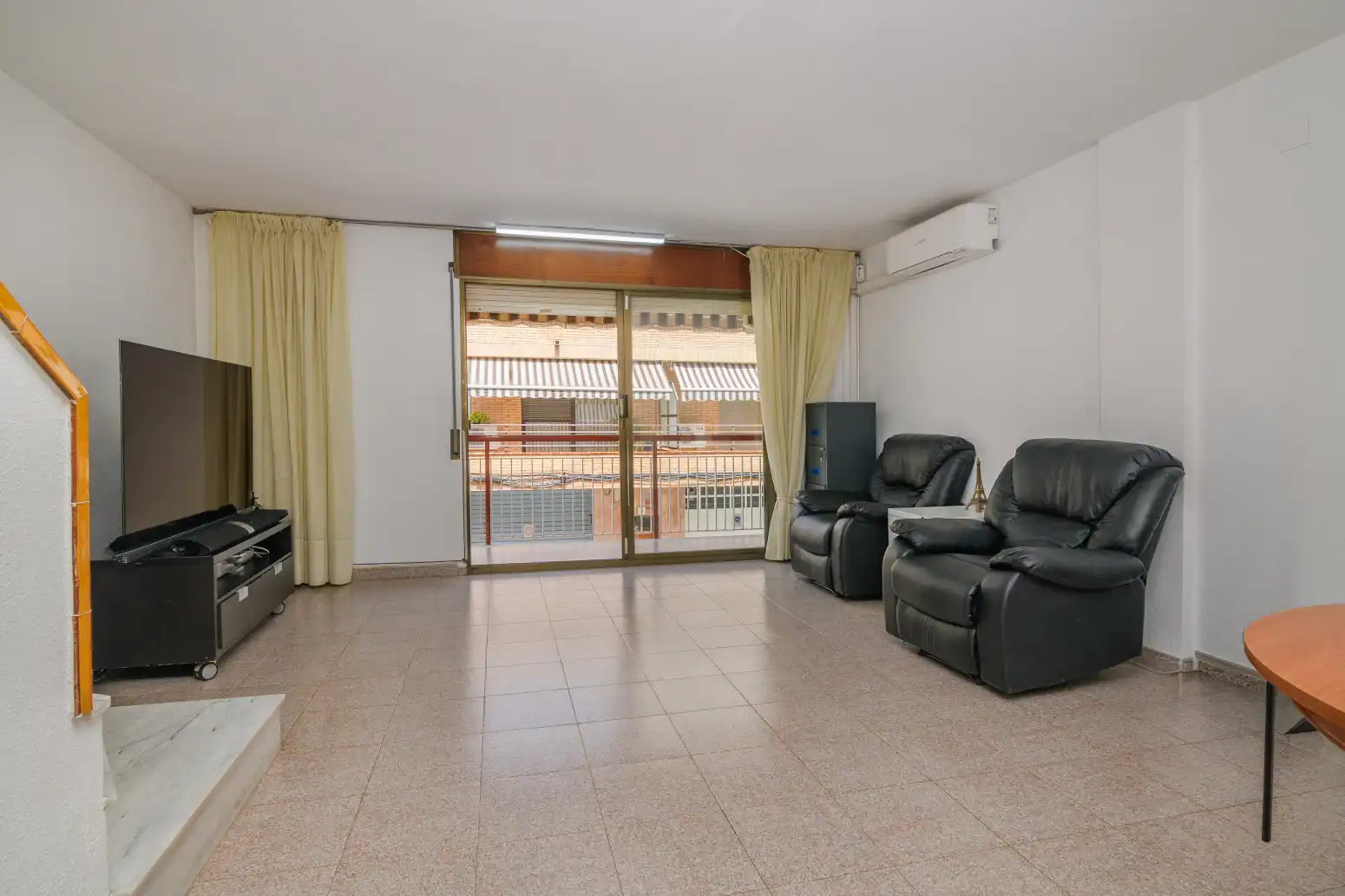 Sala d'estar de Casa adosada en venda en Sant Boi de Llobregat amb Aire condicionat i Terrassa