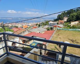 Vista exterior de Casa adosada en venda en Vigo  amb Terrassa i Balcó