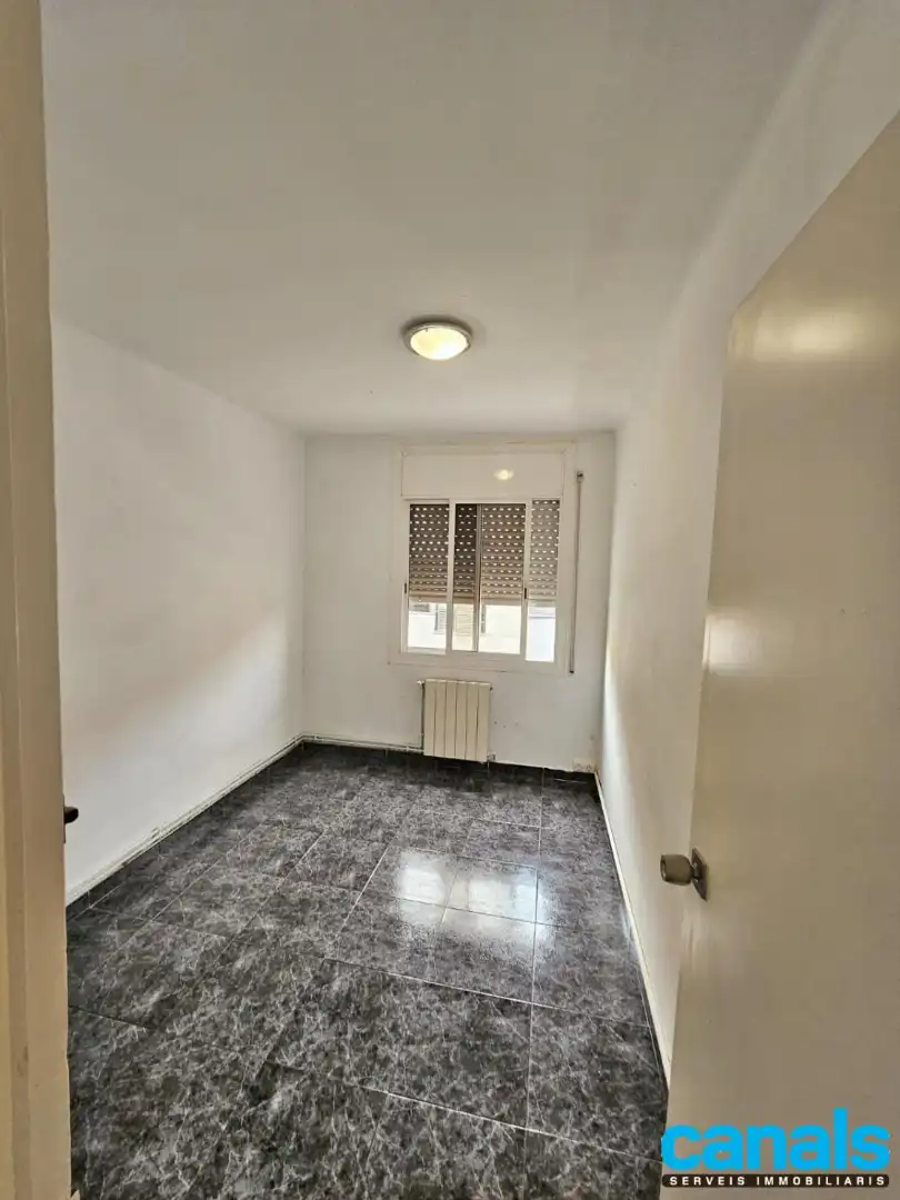 Habitación de Piso en venta en Cerdanyola del Vallès con Calefacción, Horno y Balcón