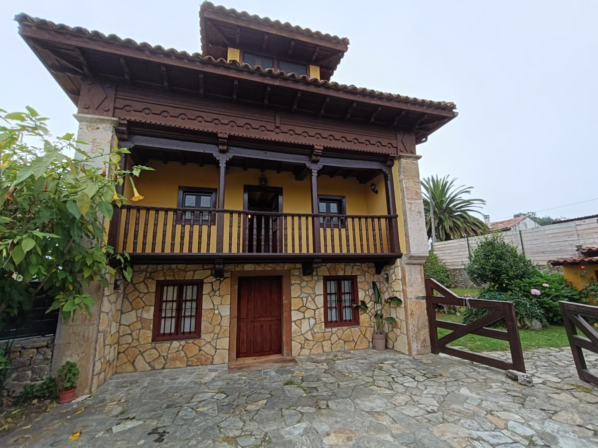 Vista exterior de Casa o xalet en venda en Llanes amb Calefacció, Jardí privat i Terrassa