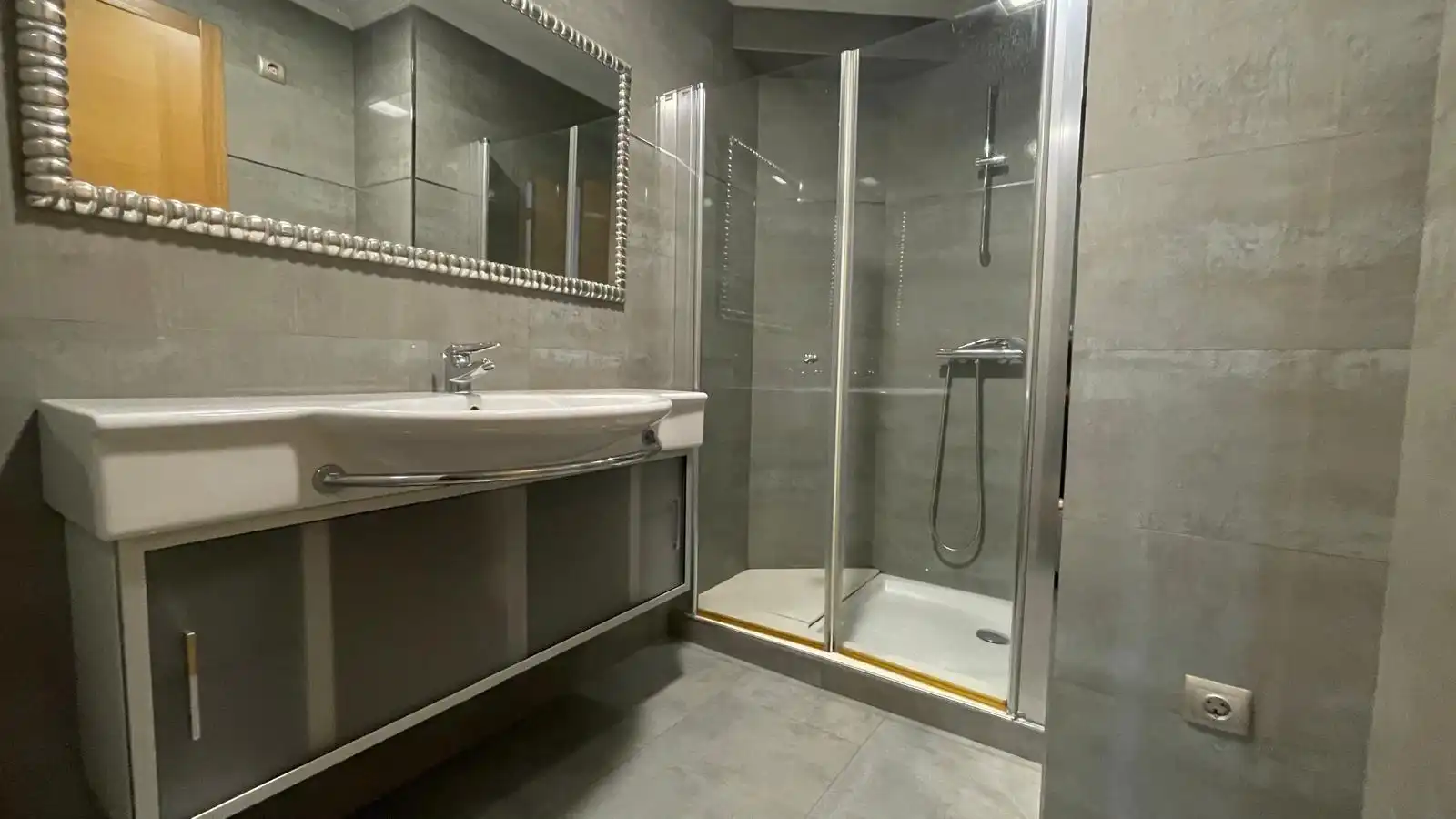 Badezimmer von Wohnung zum Verkauf in Ourense Capital  mit Klimaanlage, Heizung und Privatgarten