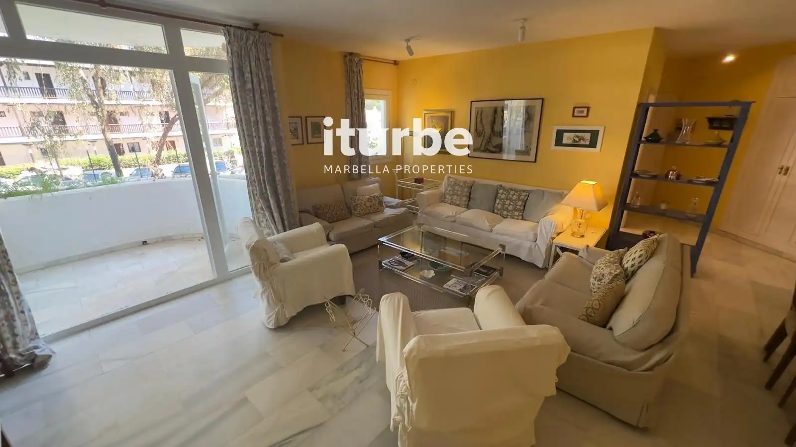 Vista exterior de Piso de alquiler en Marbella con Aire acondicionado, Terraza y Piscina